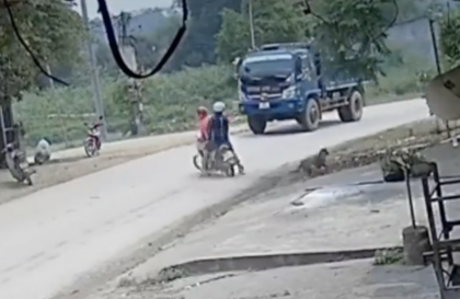 Clip TNGT: Đâm phải chó thả rông, người phụ nữ đi xe máy hút chết trước mũi xe tải